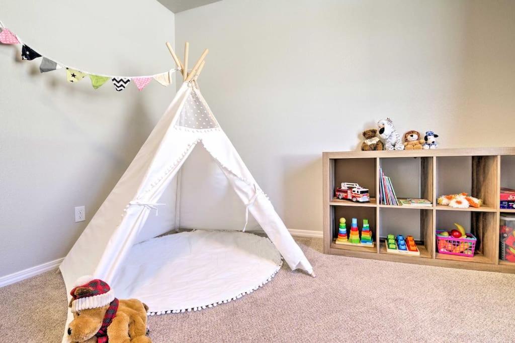 Family Friendly Playroom Garage Caldwell Zewnętrze zdjęcie